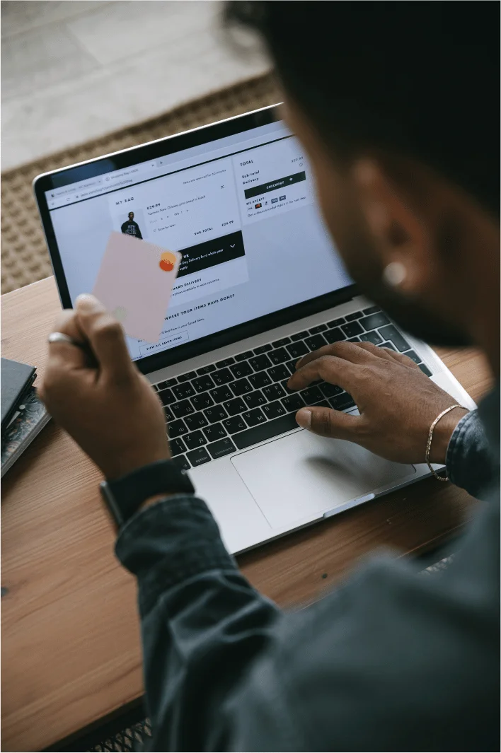Client payant sa commande en ligne par carte bancaire